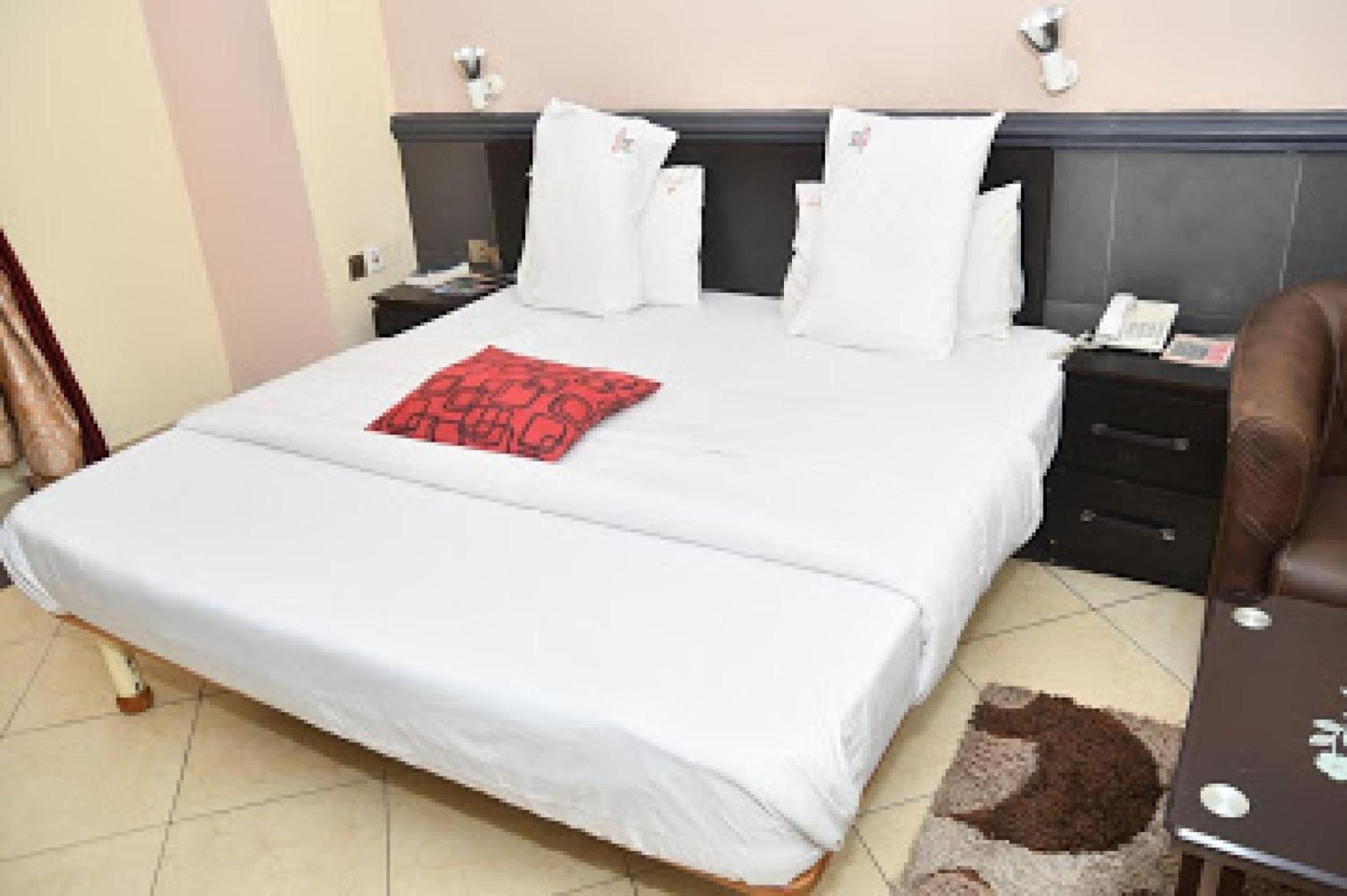 Room In Lodge - Choice Gate Hotel Suitespresidential Suite For 6 Benin City Exterior photo