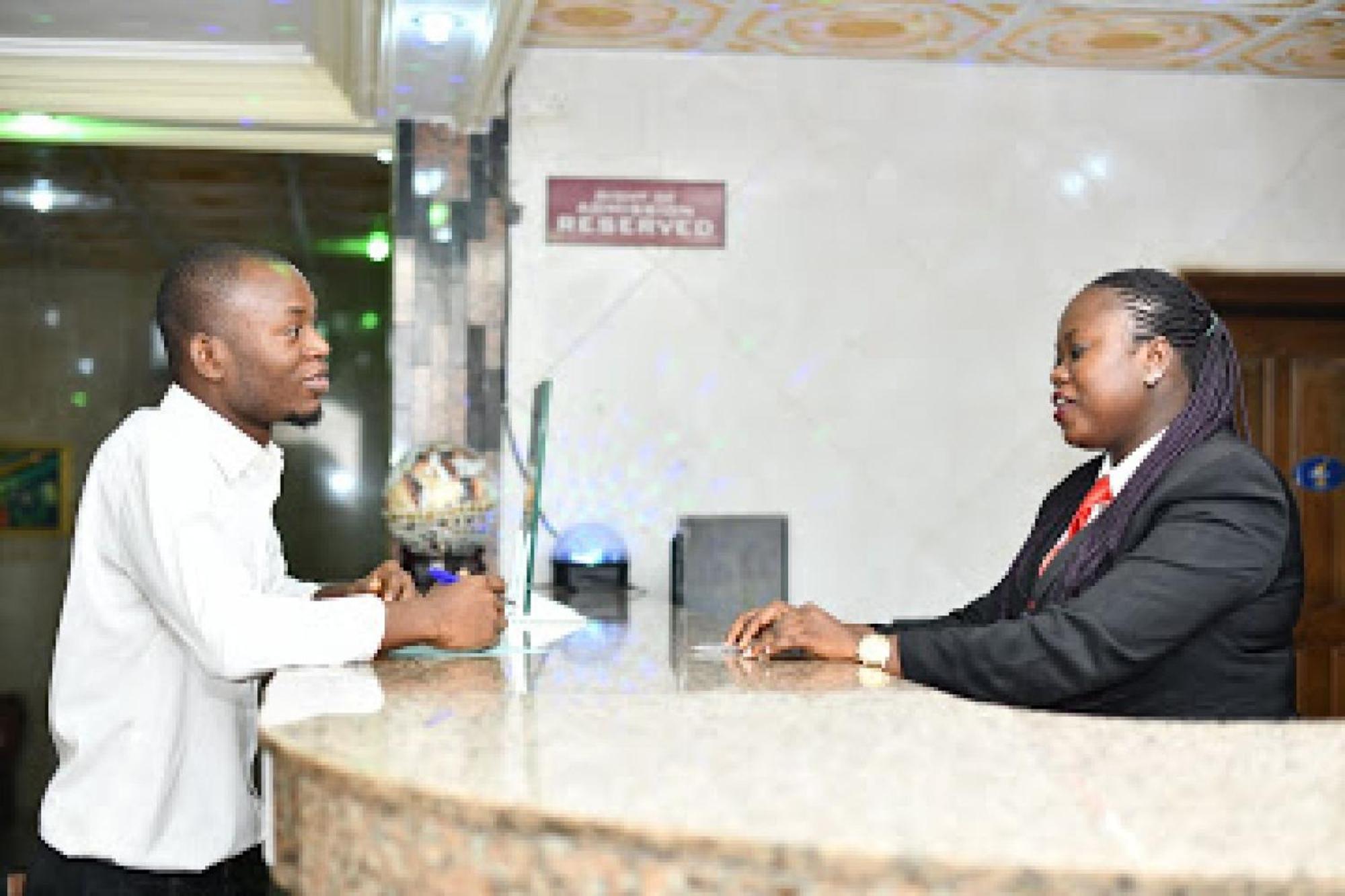 Room In Lodge - Choice Gate Hotel Suitespresidential Suite For 6 Benin City Exterior photo