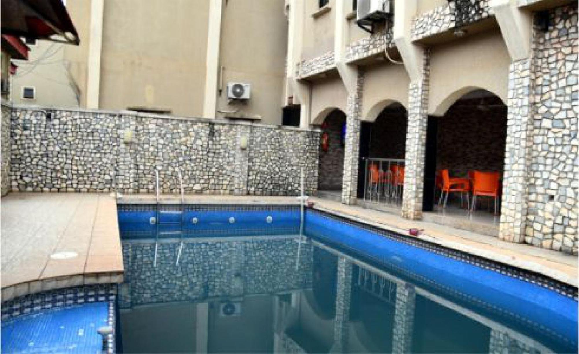 Room In Lodge - Choice Gate Hotel Suitespresidential Suite For 6 Benin City Exterior photo