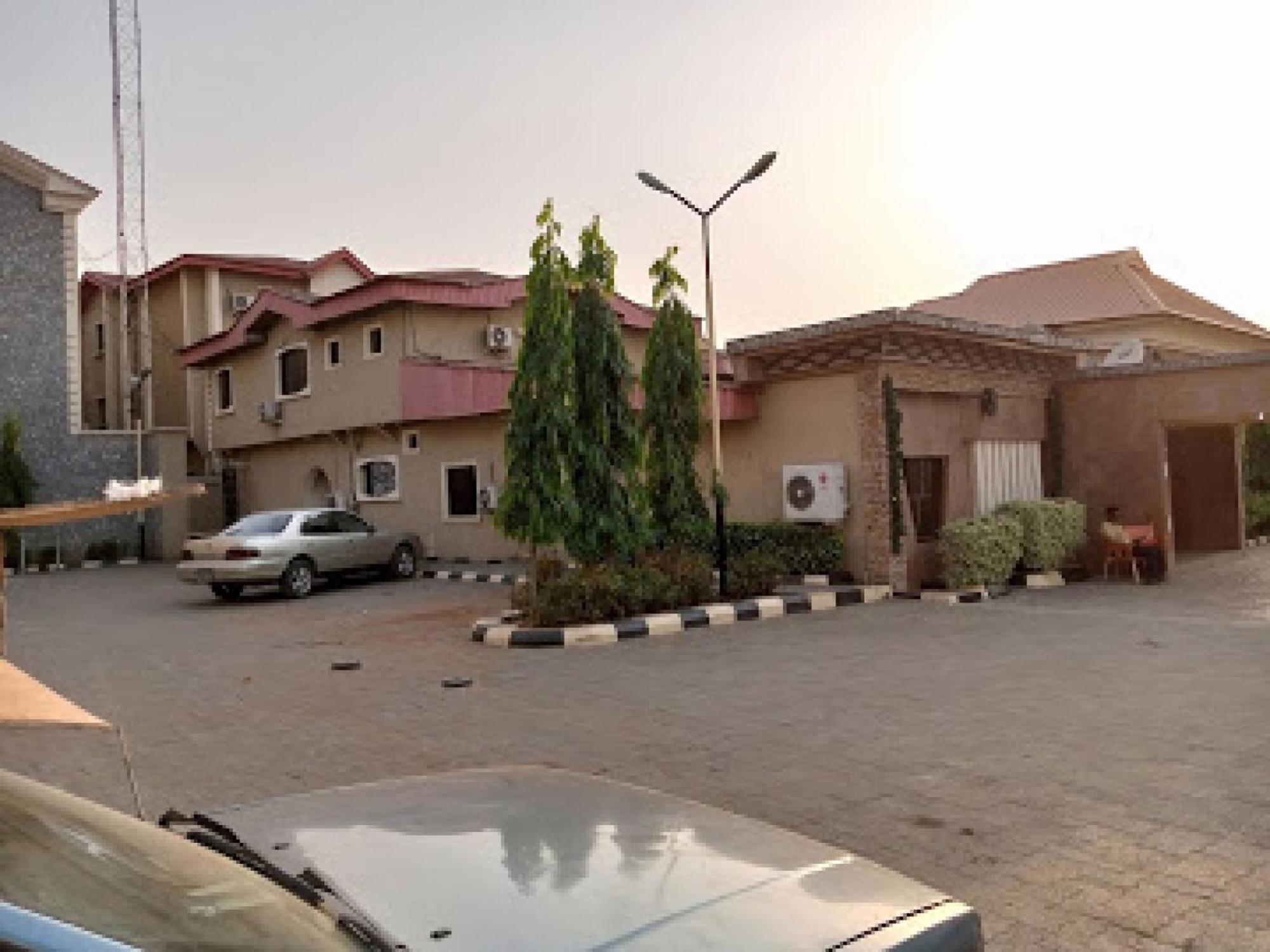 Room In Lodge - Choice Gate Hotel Suitespresidential Suite For 6 Benin City Exterior photo