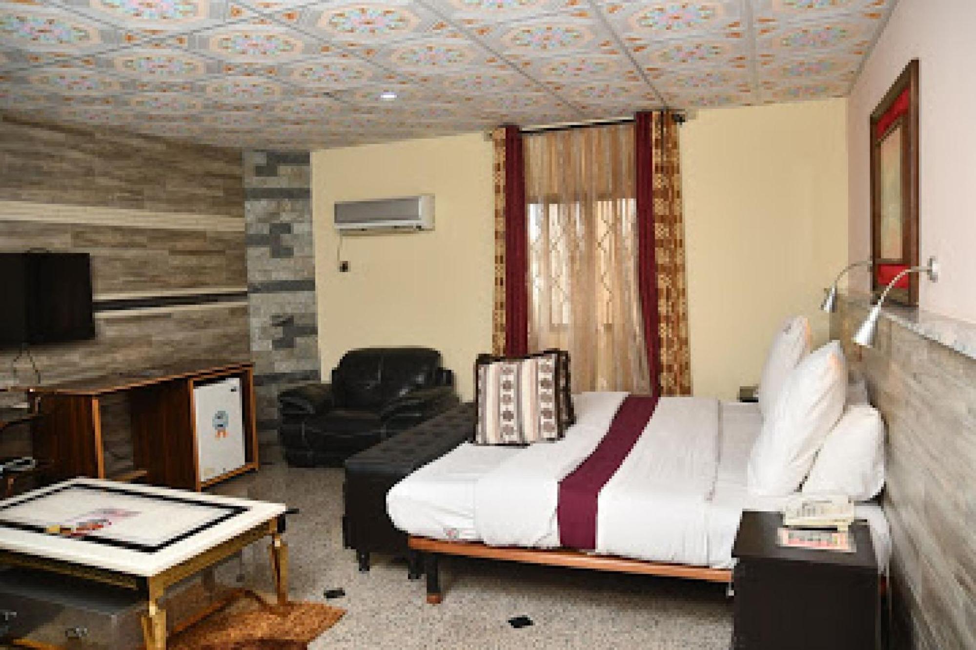 Room In Lodge - Choice Gate Hotel Suitespresidential Suite For 6 Benin City Exterior photo