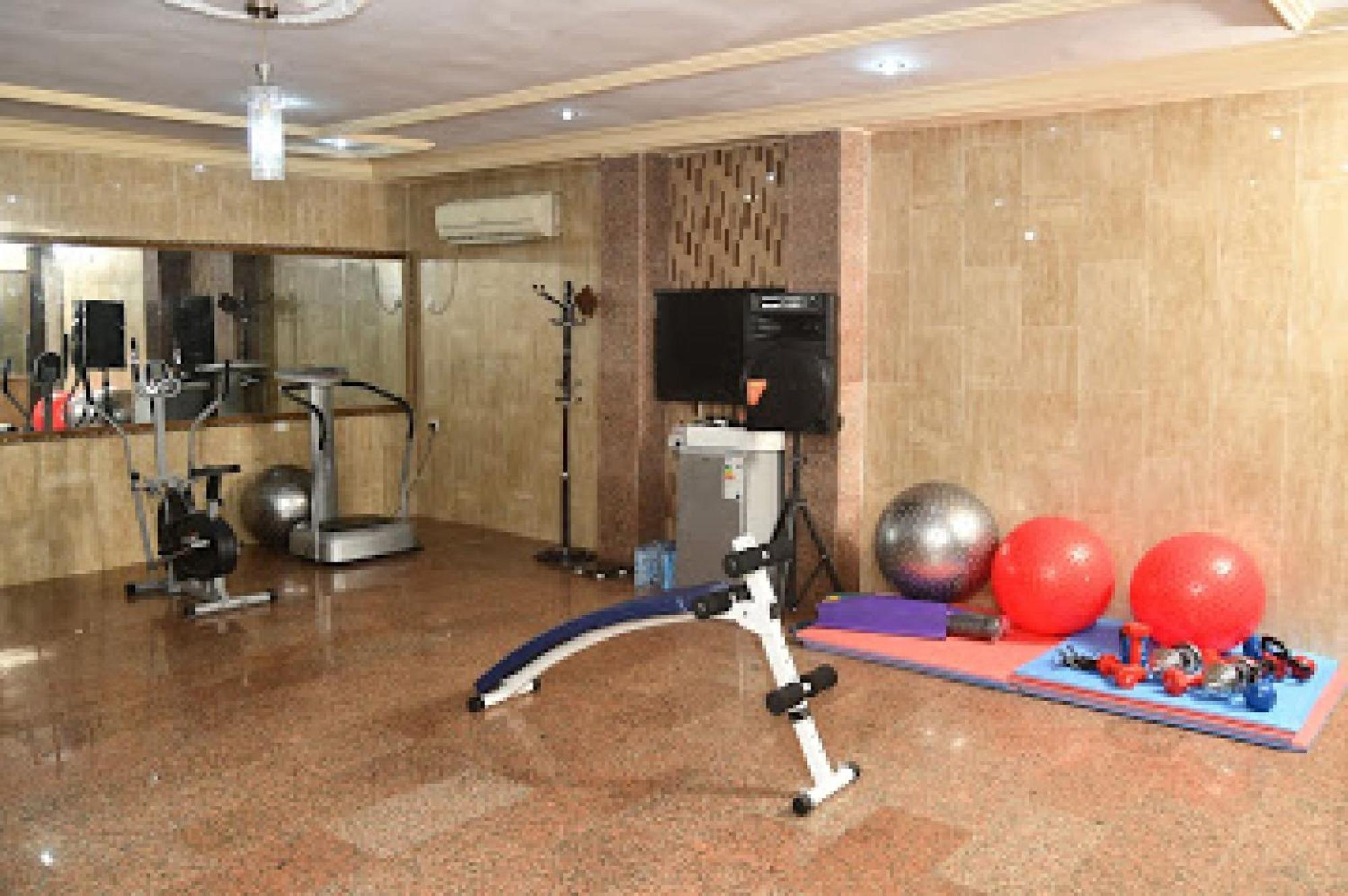 Room In Lodge - Choice Gate Hotel Suitespresidential Suite For 6 Benin City Exterior photo